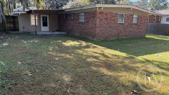 Building Photo - RATE DROP ALERT (was $2300/month)!