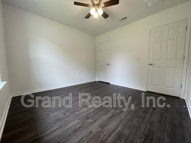 Building Photo - 6217 Fox Run St