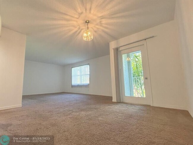Building Photo - 9013 NW 38th Dr