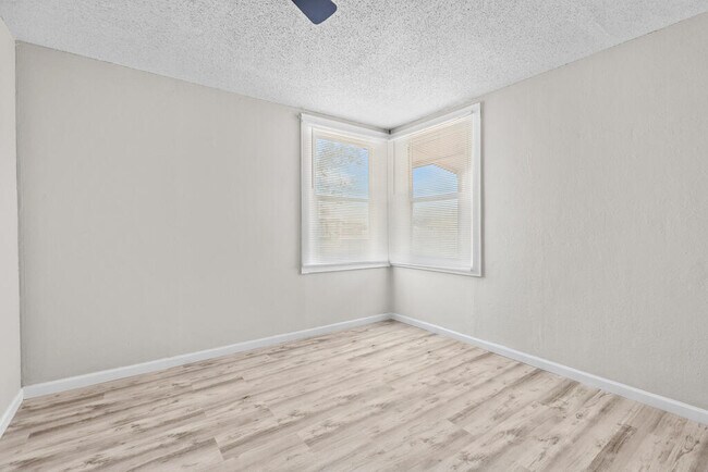 Building Photo - 2105 Butternut Ln