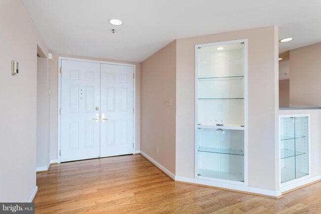 Building Photo - 250 S President St