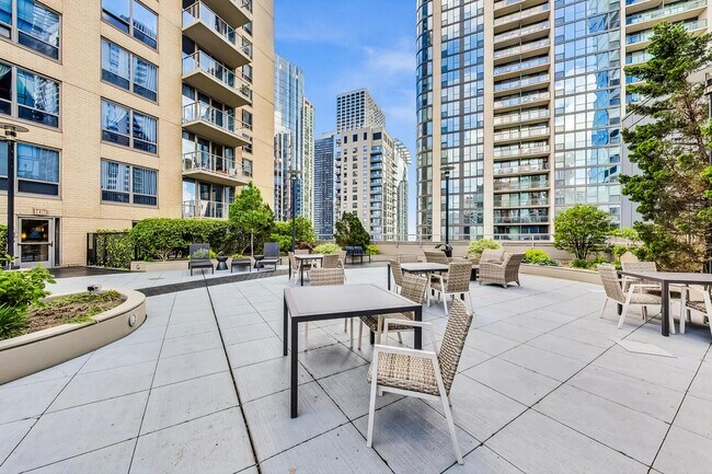 Building Photo - 420 E Waterside Dr