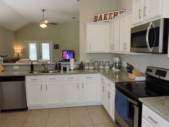 Building Photo - 5643 Vendome Ct