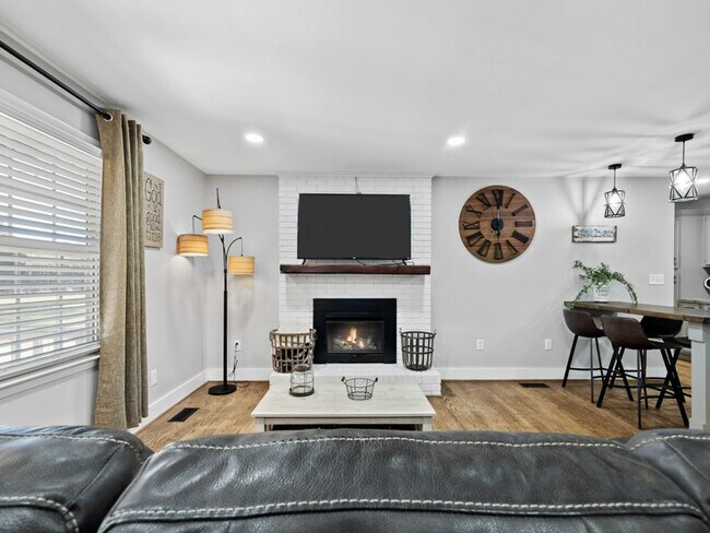 Building Photo - 2-Bedroom Furnished Home with Large Lot in...