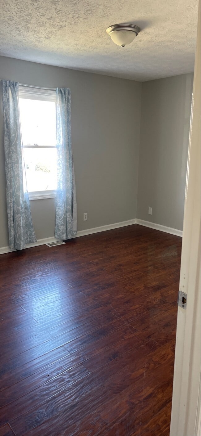 Building Photo - 1050 Scarlett Ln