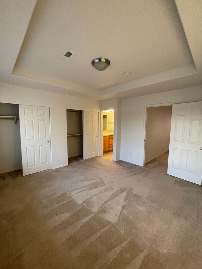 Building Photo - Holiday Move-in Special! 3br/3ba Townhouse near 170th ave MAX station