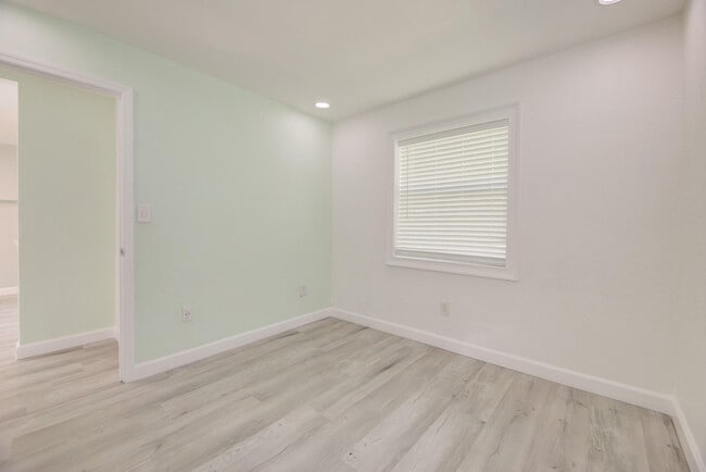 Building Photo - 1317 SW 31st St