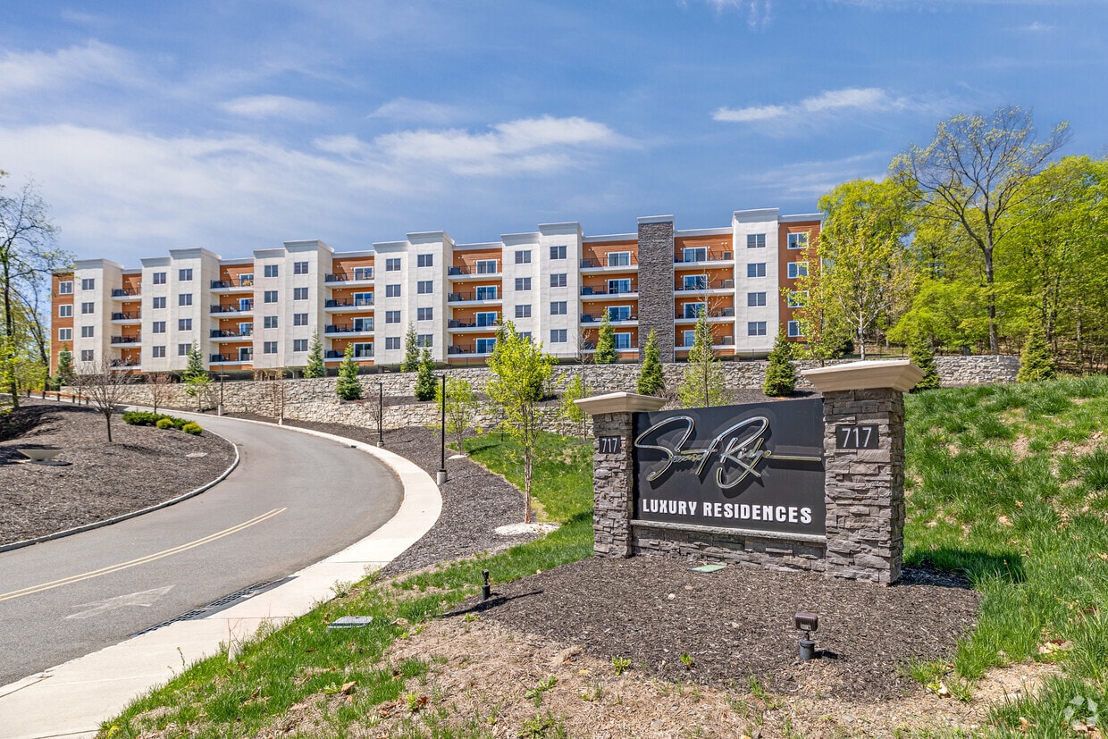 Building Photo - Sunset Ridge at Totowa