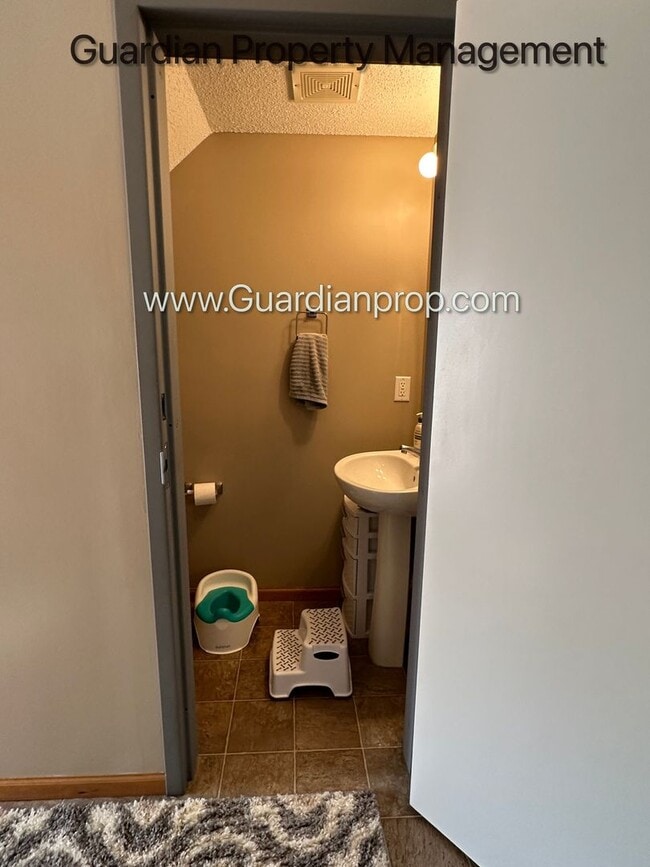 Building Photo - Lakeville End Unit Town Home, 2 Car Garage, 2.5 Baths, Walk out Patio, Available July
