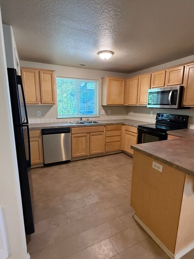 Building Photo - 3 Bedroom/2.5 Bath Home in the Carter Park...