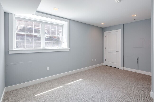 Building Photo - 2631 Catharine St