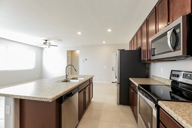 Building Photo - 16636 W Jenan Dr