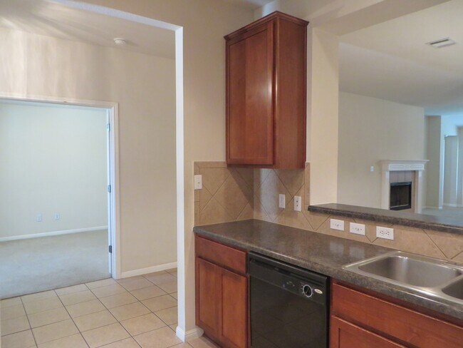 Building Photo - 3 Bedroom 2 Bathroom Villages of Berry Cre...