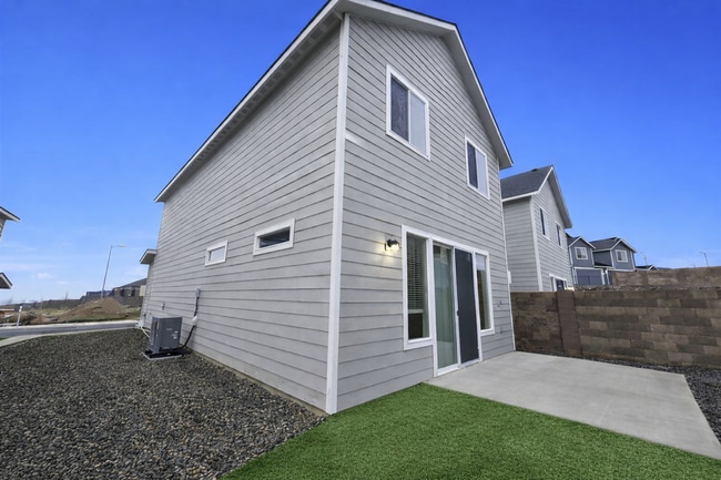 Building Photo - 1 MONTH FREE WHEN YOU SIGN A 15 MONTH LEASE! BRAND NEW TOWNHOME IN THE DESIRABLE SOUTHRIDGE AREA!