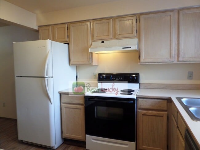 Building Photo - Cute Duplex with Attached Garage in Brown'...