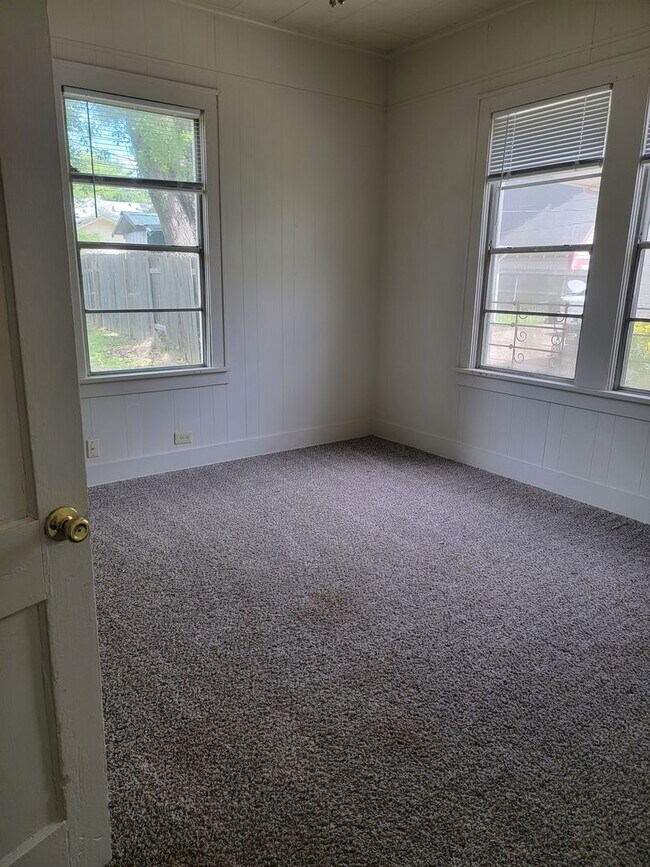 Building Photo - 3 Bedroom 1 Bathroom Highland Home