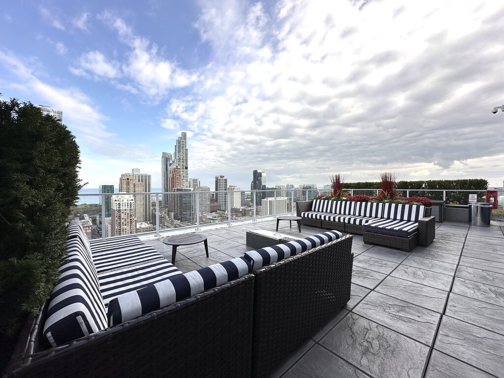 Building Photo - 1000 S Clark St