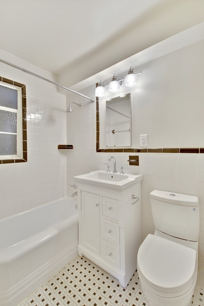 Building Photo - Spacious efficiency right in between Dupon...
