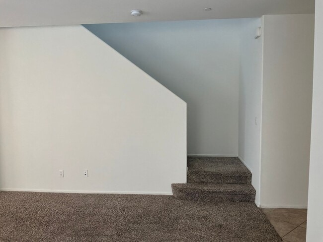 Building Photo - 2 Story detached home 3 bedrooms 2.5 bathrooms 2 car garage