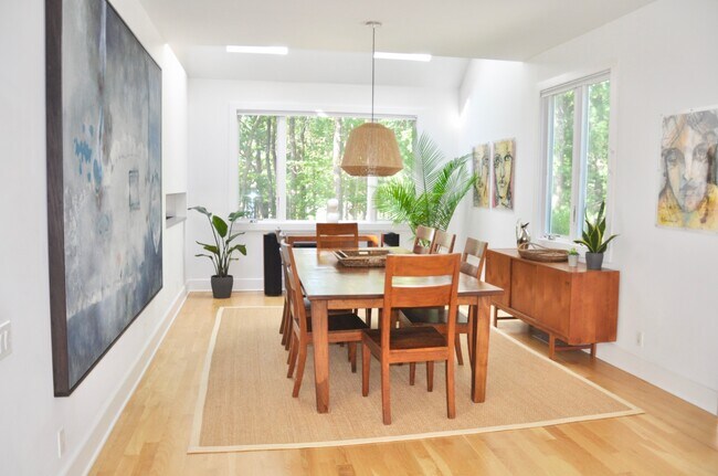 Building Photo - Seasonal Rental : EH Contemporary with Pool & Private Tennis