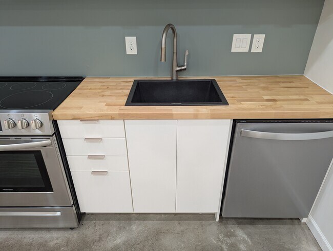 Building Photo - 2818 NE FREMONT ST