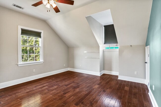 Building Photo - Gorgeous 3BD/3.5BA Uptown Home with A Large Fenced in Backyard
