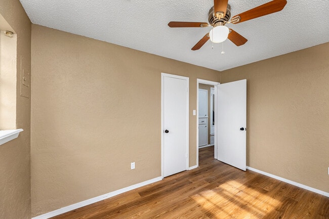 Building Photo - 4804 NW Hoover Ave