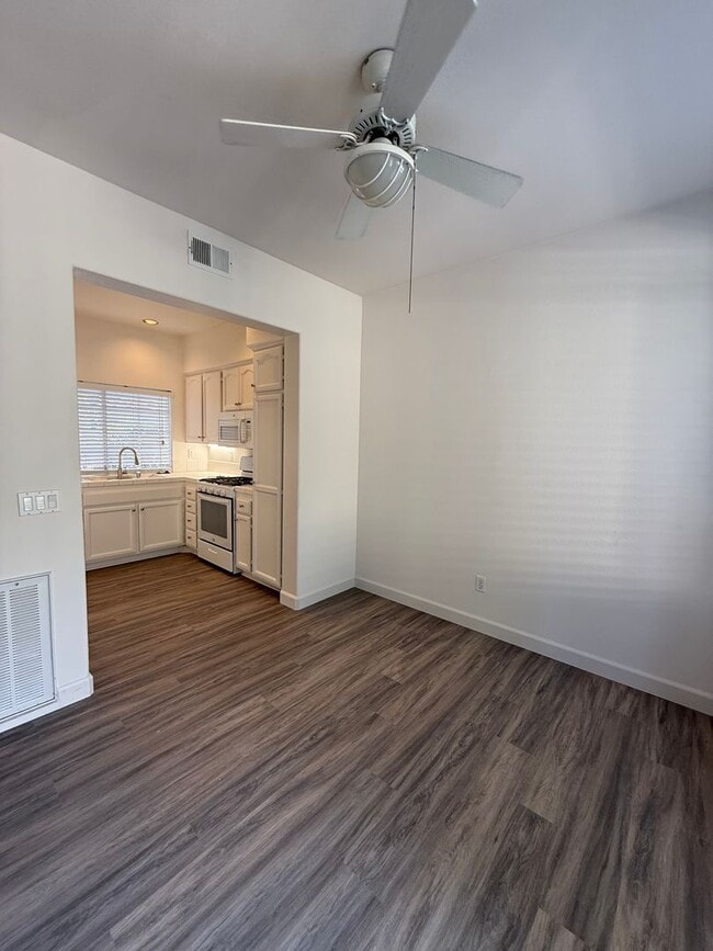 Building Photo - Terrific 2br/2Ba Townhome in La Cresta -  ...