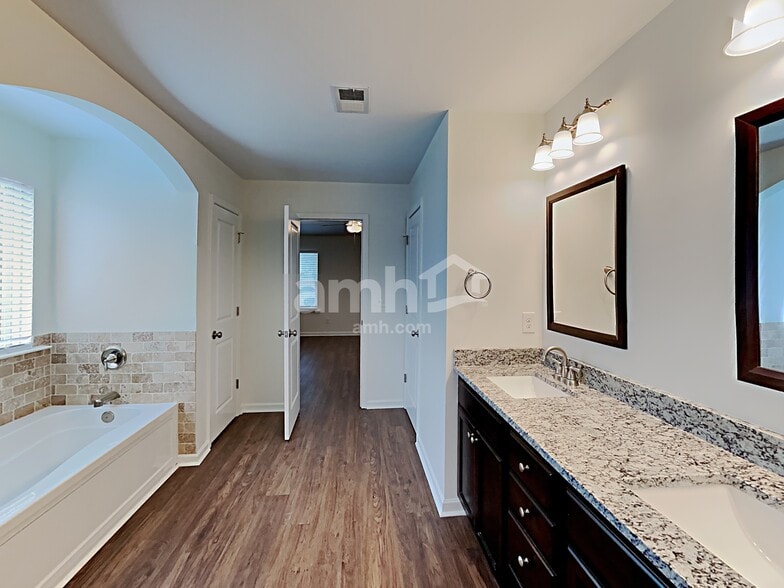 Building Photo - 1195 Creek Crossing Dr