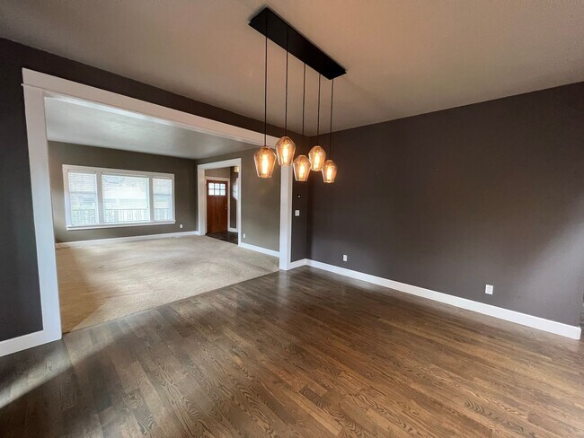 Building Photo - Spacious home with a large bonus room!  We...