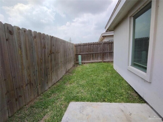 Building Photo - 2012 Summerland Ln