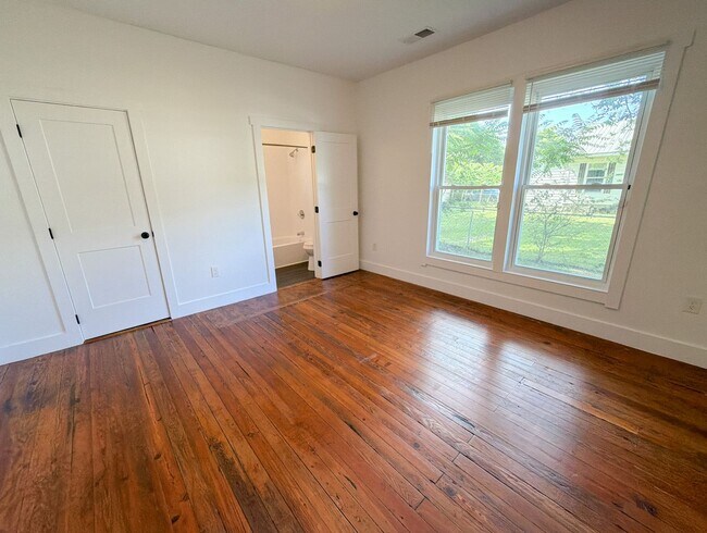 Building Photo - Historic Saint Elmo Charm with Modern Updates – 2 Bed, 2 Bath - Half Off Your First Month's Rent!