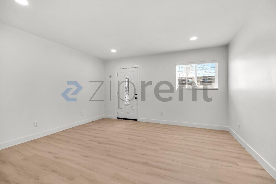 Building Photo - Unit