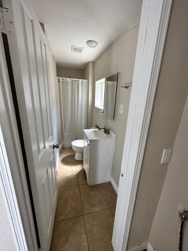 Building Photo - Updated Corner Lot Home – 2bd/2ba