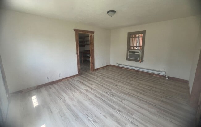 Building Photo - Newly Renovated! - $1,295 Month / $1,900 Down