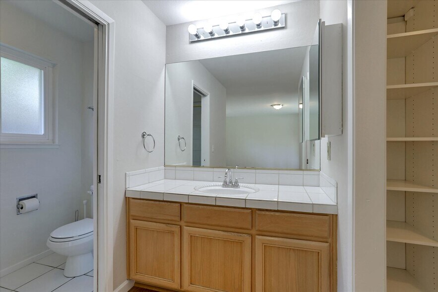 Building Photo - 2720 Diericx Dr