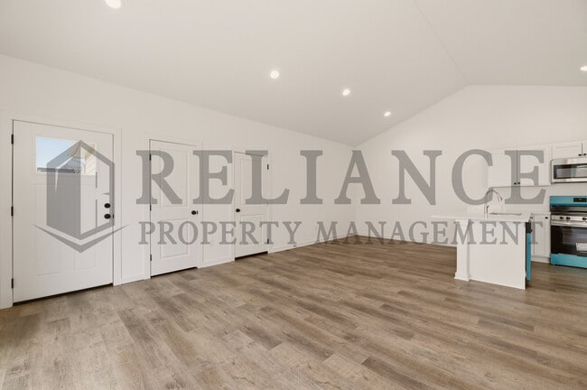 Building Photo - 5249 N Pinecrest Ct