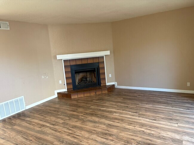 Building Photo - 4747 N Woodrow Ave