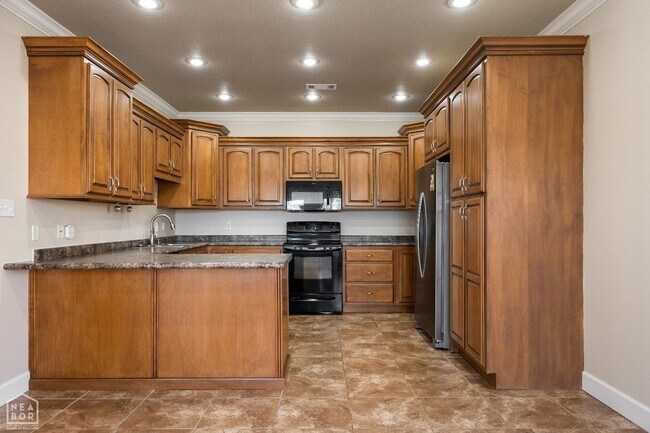 Building Photo - 4801 Lochmoor Cir