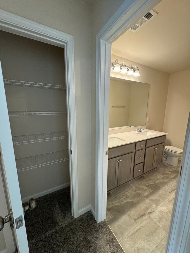 Building Photo - Stunning 3BR 2.5BA Townhome in Jamestown