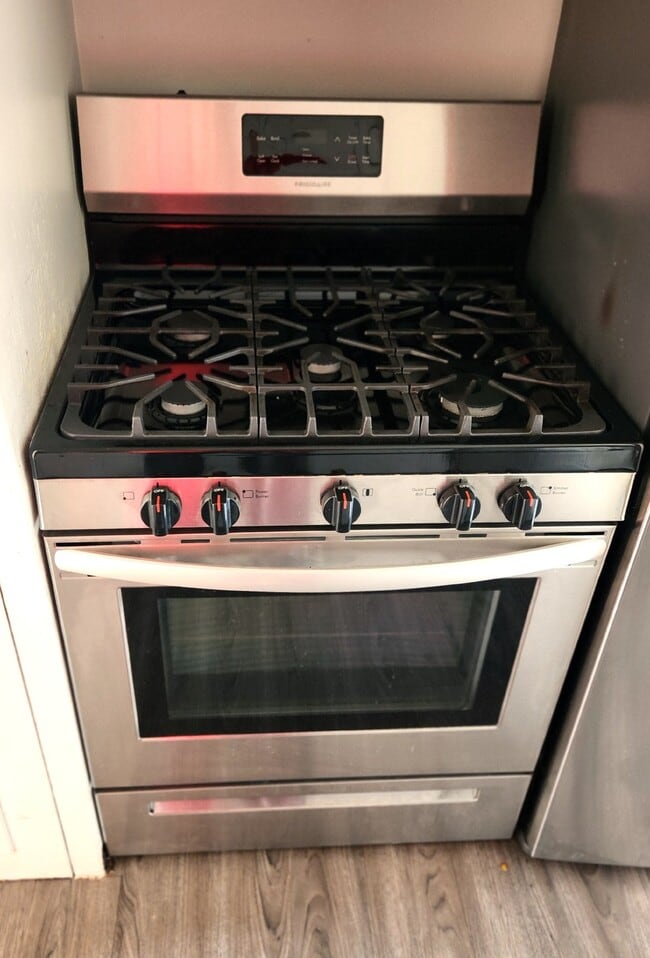 Building Photo - AFFORDABLE & UPDATED PHOENIX LIVING – PRIME LOCATION 1 BEDROOM OWENR OFFERING $500 GIFT CARD SUCC...