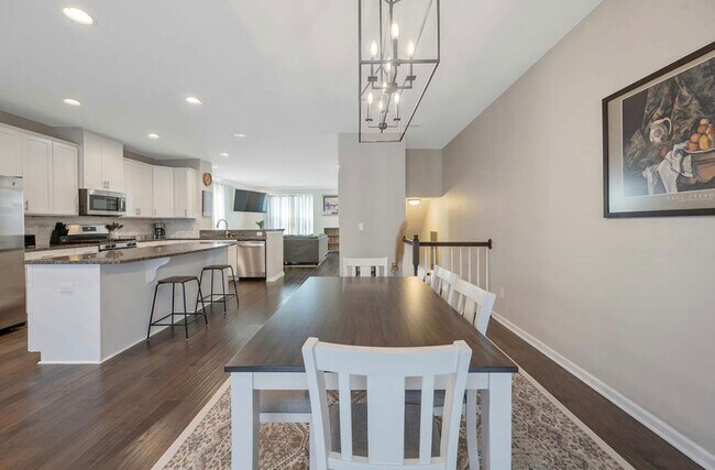 Building Photo - 337 Roche Dr