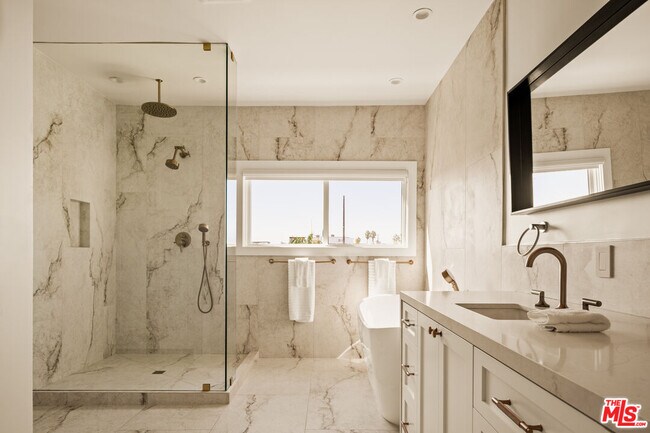 Building Photo - 3807 Vía Dolce