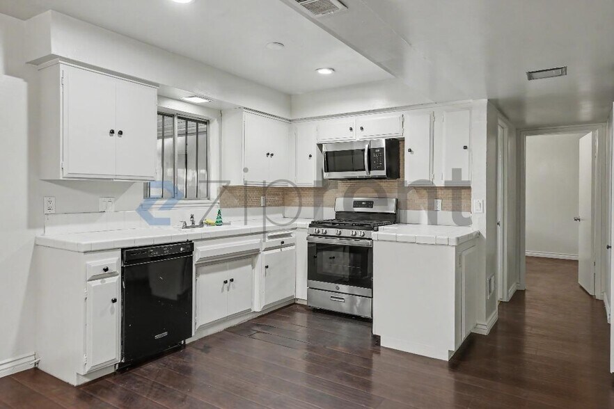 Building Photo - Unit