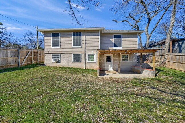 Building Photo - 1624 S Fannin Ave