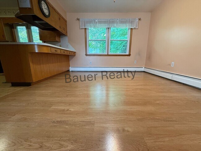 Building Photo - Four Bedroom, New London Schools