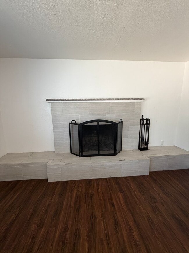 Building Photo - Charming 2-Bed, 1.5-Bath Home with 2-Car Garage in Hesperia, CA!