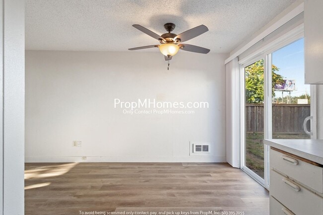 Building Photo - Cozy Two Bedroom in Montavilla - Large Fen...