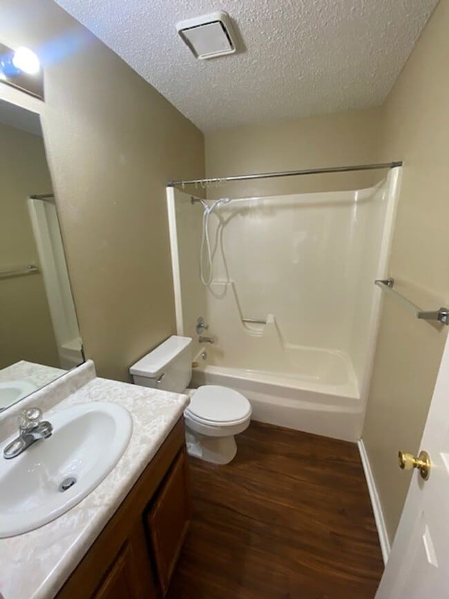 Building Photo - Super Cute 3 Bedroom Now Available!