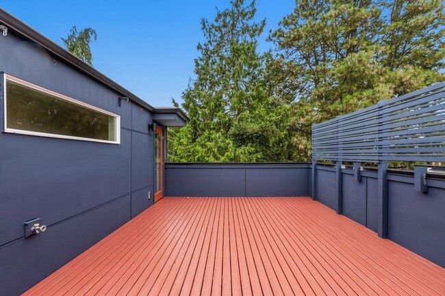 Building Photo - Stunning Standalone Townhome In Coveted Lincoln Park w/ AC (1st Month Free)